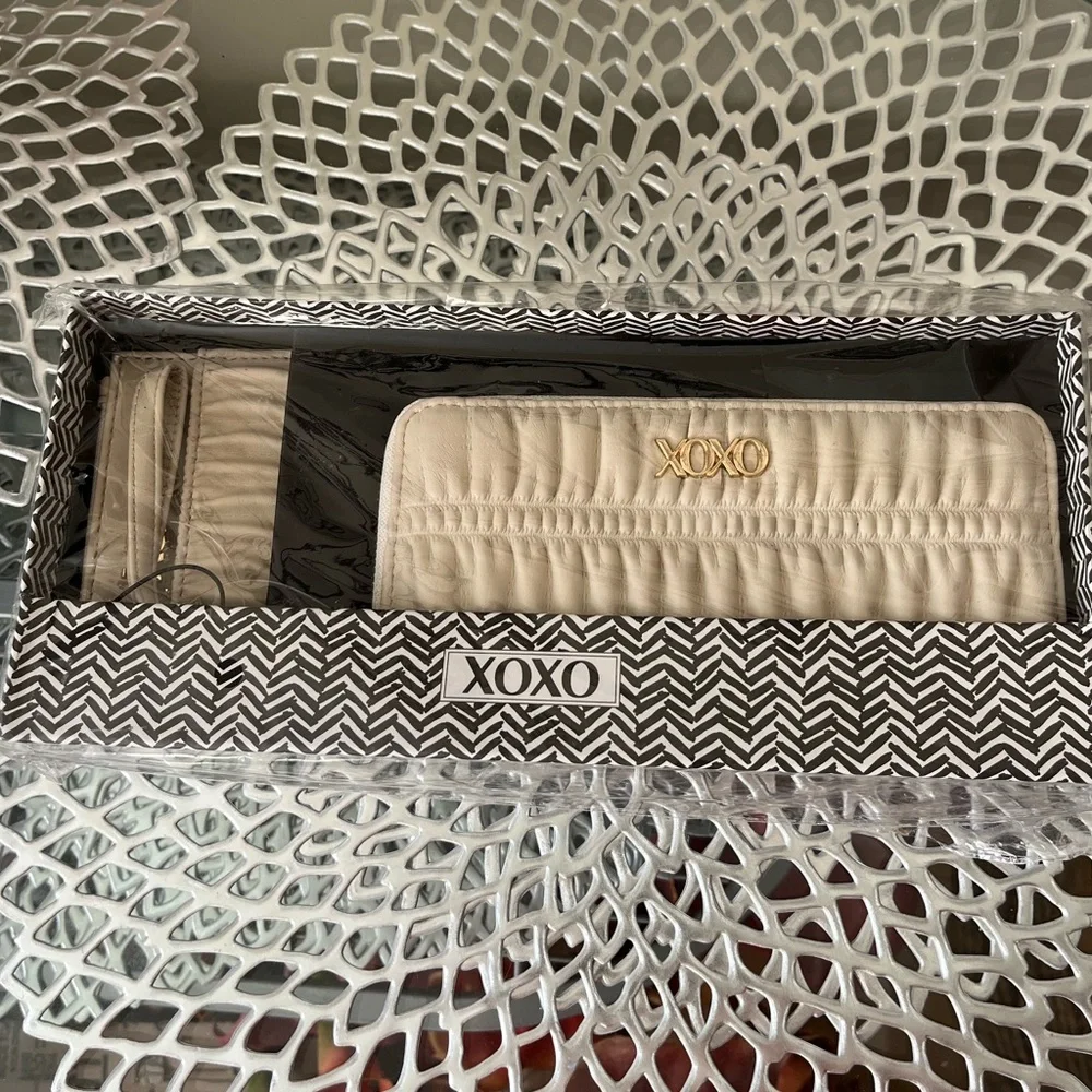 XOXO Wallet Wristlet & Coin Purse Vegan Leather Gift Set New in Box